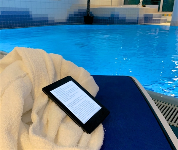 eBookReader Amazon Kindle 11 pool eller strand vand læsning